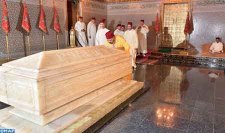SM le Roi se recueille sur la tombe de Feu SM le Roi Mohammed V M 2