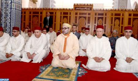 SM le Roi accomplit la prière du Vendredi à la mosquée Palestine M