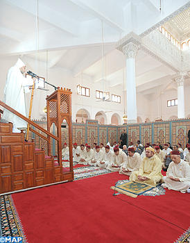 أمير المؤمنين يؤدي صلاة الجمعة ب "مسجد الرحمة" بمراكش priere sm le roi a marrakech 09112012