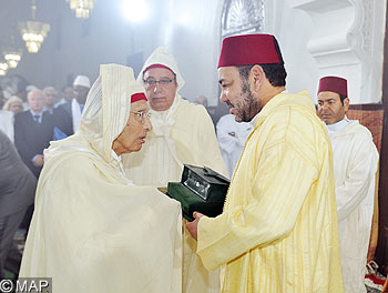 أمير المؤمنين يترأس بالمسجد الأعظم بالرباط حفلا دينيا إحياء لليلة المولد النبوي الشريف sm roi veillee religieuse m2 040212 1