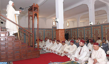 أمير المؤمنين يؤدي صلاة الجمعة بمسجد التوبة بمراكش sm le roi priere la mosquee attaouba a marrakech m