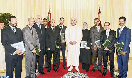 sm le roi remise de diplomes aux laureats de la filiere de calligraphie m