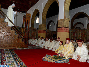 sm le roi accomplit la priere du vendredi a la mosquee el youssoufi a casablanca m