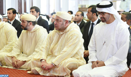 أمير المؤمنين يؤدي صلاة الجمعة رفقة الشيخ محمد بن زايد آل نهيان ولي عهد أبوظبي بمسجد سلطان بن زايد الأول sm le roi accomplit priere du vendredi a abu dhabi m