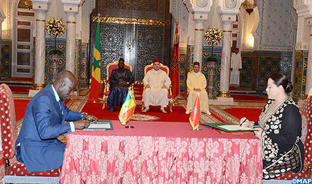 sm le roi et le president senegalais assistent a la signature de convention m2