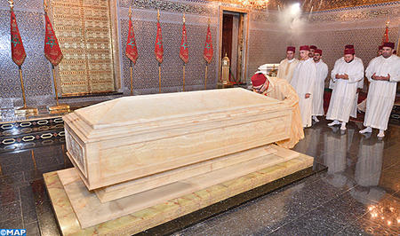 sm le roi se recueille sur la tombe de feu sm le roi mohammed v m