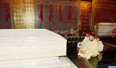 sm le roi se recueille sur la tombe de feu sm mohammed v m