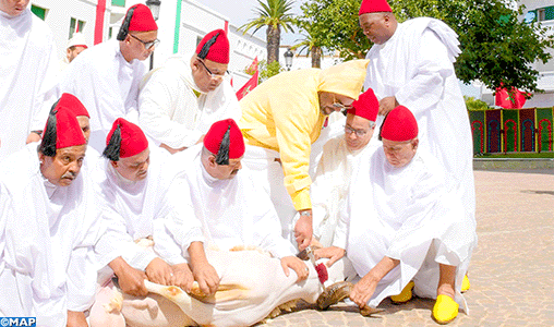 أمير المؤمنين يؤدي صلاة عيد الأضحى المبارك بمسجد الحسن الثاني بتطوان ويتقبل التهاني بالمناسبة السعيدة