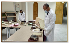 عملية معالجة المخطوطات بمركز التوثيق والأنشطة الثقافية بمراكش