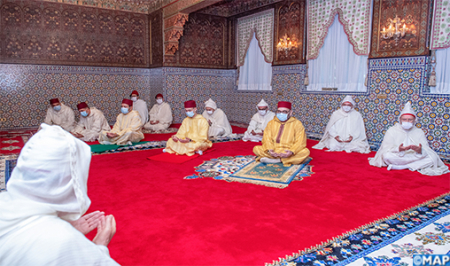 أمير المؤمنين يؤدي صلاة عيد الفطر المبارك