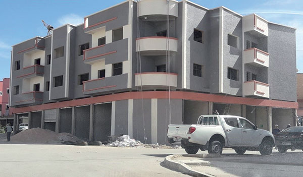 عمارة سكنية وتجارية في طور الإنجاز على الرسم العقاري عدد 97343/14 بصفرو