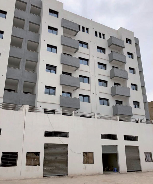 مجمع سكني وتجاري أنجز على القطعة الوقفية ذات الرسم العقاري 89282/ك بمكناس