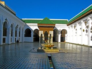 جامعة القرويين لازالت تؤدي دورها العلمي والتعليمي إلى اليوم بدون انقطاع( رئيس الجامعة السيد أمال جلال) جامعة القرويين لازالت تؤدي دورها العلمي والتعليمي إلى اليوم بدون انقطاع( رئيس الجامعة السيد أمال جلال)