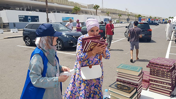 صور من توزيع المصحف المحمدي والمصاحف المترجمة من مطار تطوان سانية الرمل