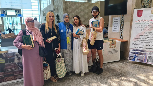 صور من توزيع المصحف المحمدي والمصاحف المترجمة من مطار تطوان سانية الرمل