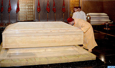 2 sm le roi se recueille sur tombe feu mohammed v m