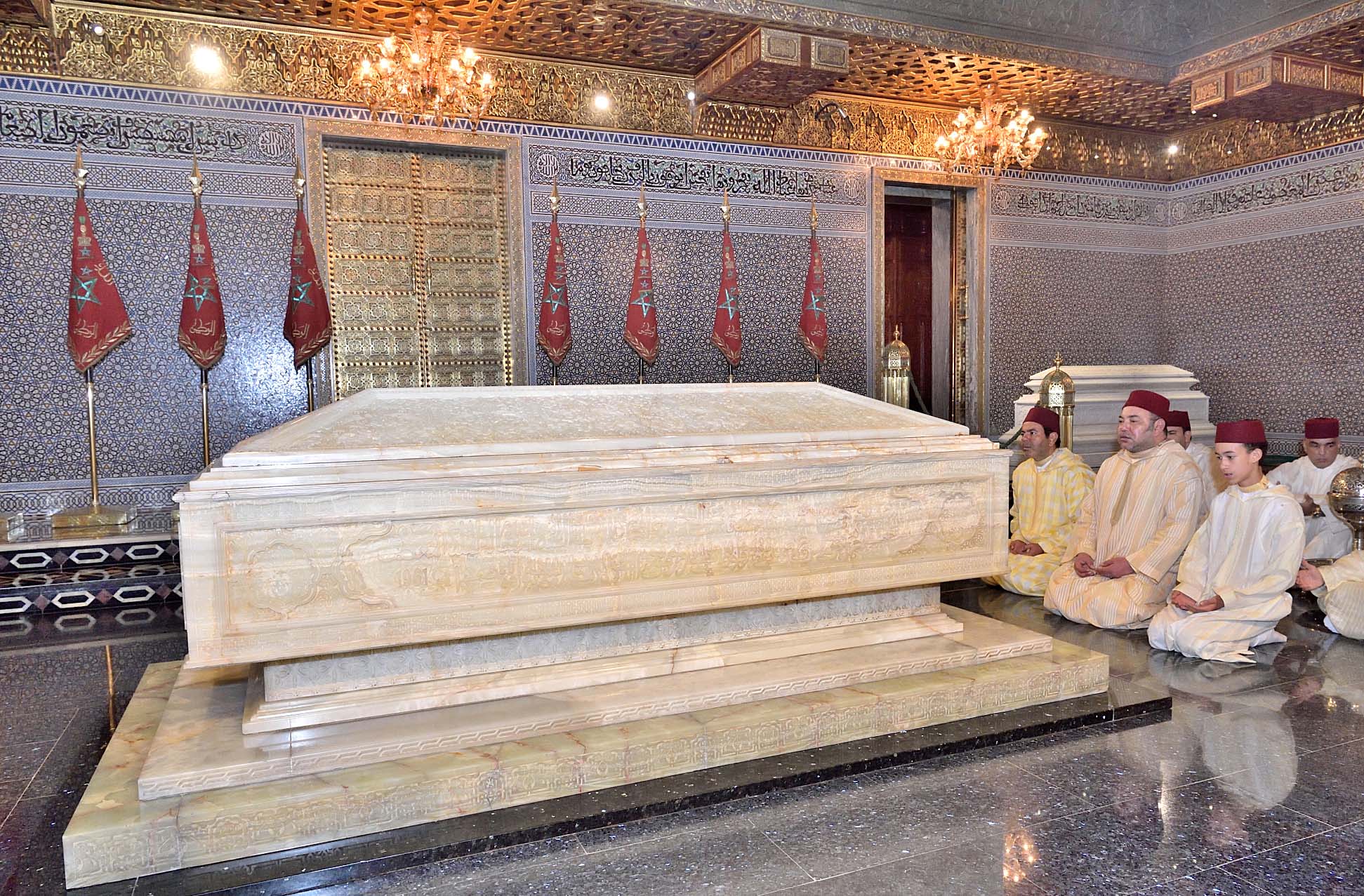 أمير المؤمنين يترحم على روح جلالة المغفور له محمد الخامس 3 sm le roi se recueille sur la tombe de feu sm le roi mohammed v g