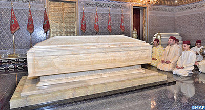 أمير المؤمنين يترحم على روح جلالة المغفور له محمد الخامس 4 sm le roi se recueille sur la tombe de feu sm le roi mohammed v m 1