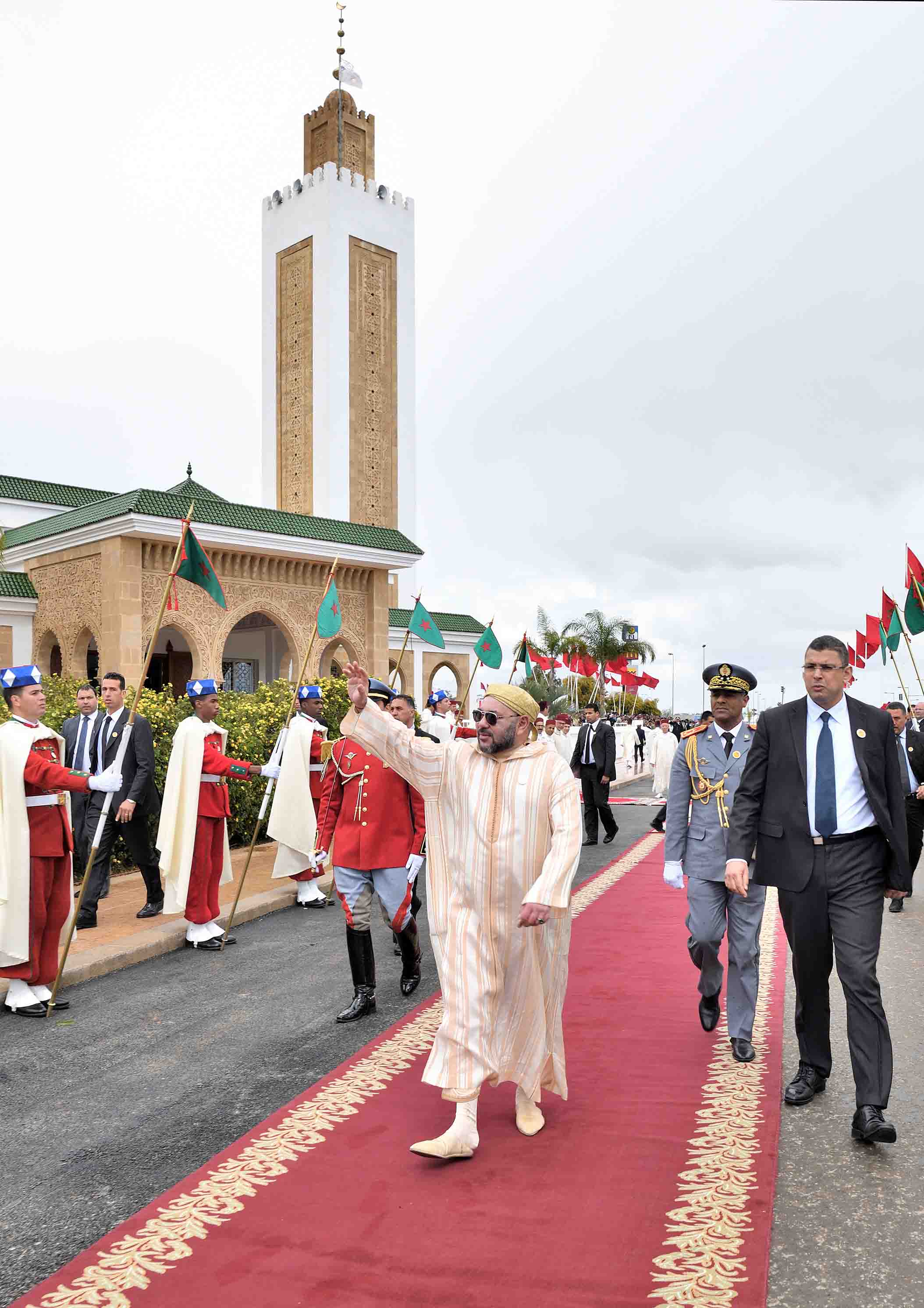 أمير المؤمنين يؤدي صلاة الجمعة بمسجد الأنصار بالرباط sm le roi priere mosquee al ansar a rabat g
