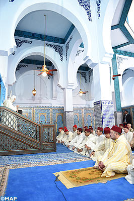 أمير المؤمنين يؤدي صلاة الجمعة بمسجد محمد السادس بمدينة المضيق
