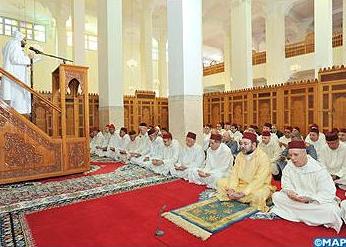 أمير المؤمنين يؤدي صلاة الجمعة بمسجد بدر بأكادير