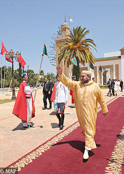 أمير المؤمنين يؤدي صلاة الجمعة بمسجد للا أسماء 27 يوليوز2012