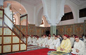 أمير المؤمنين يؤدي صلاة الجمعة بمسجد حسان بالرباط 
